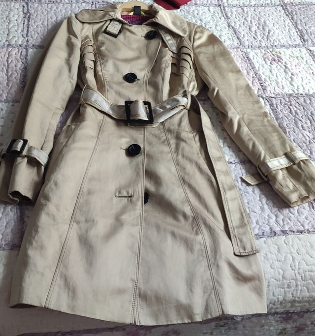 Gabardina veis dorada 