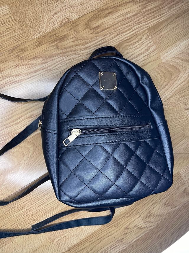 Mochila pequeña negra piel sintética nueva