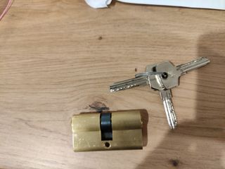 Bombín puerta principal 