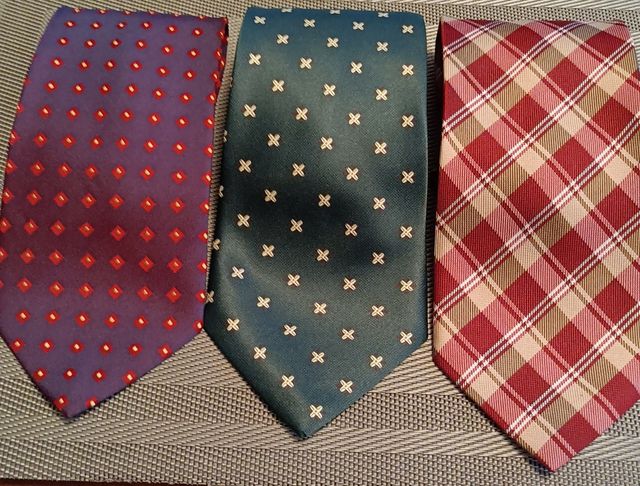 LOTE DE TRES CORBATAS DE SEDA 100%