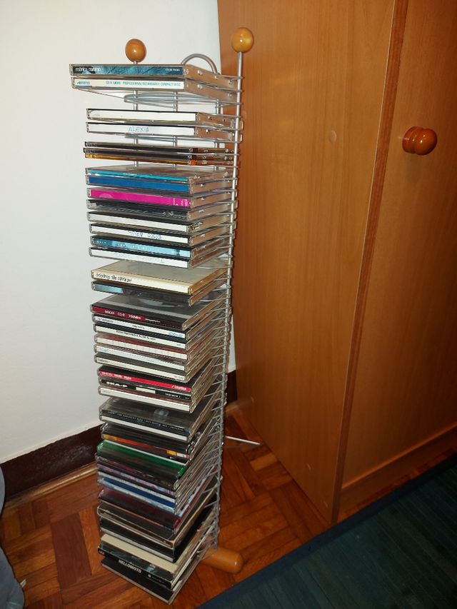 Ordenador CDs con madera