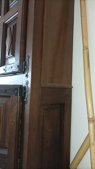 Armario de madera maciza