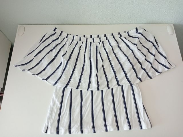 Top con spalle scoperte, in offerta.