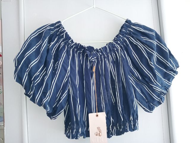 Top con spalle scoperte, in offerta.