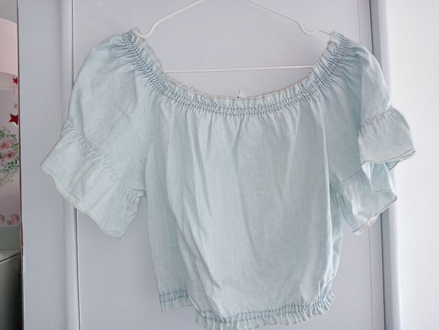 Top con spalle scoperte, in offerta.