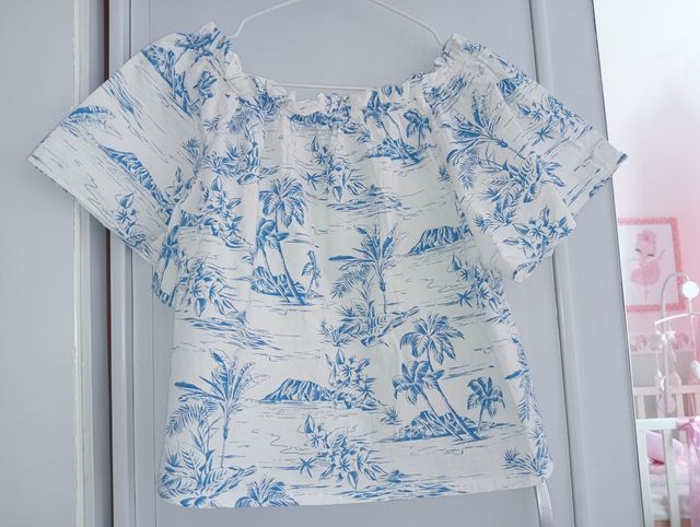 Top con spalle scoperte, in offerta.