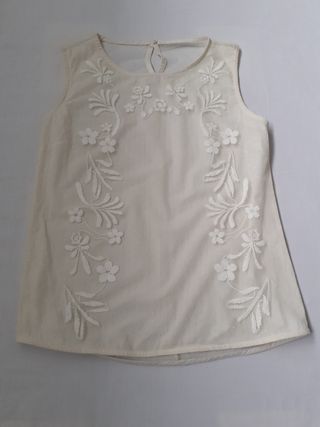 Top beige bordado de flores sobre tul