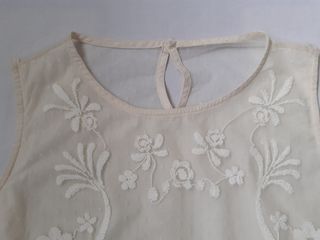 Top beige bordado de flores sobre tul
