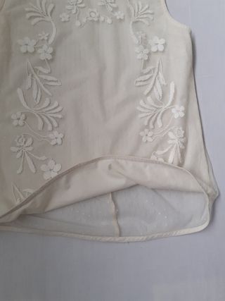 Top beige bordado de flores sobre tul