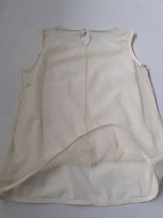 Top beige bordado de flores sobre tul