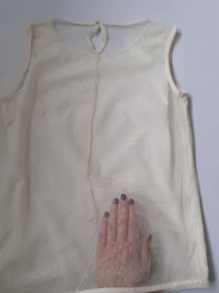 Top beige bordado de flores sobre tul