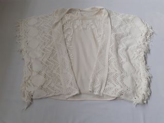 Top beige bordado de flores sobre tul