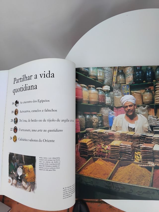 Livro ilustrado sobre o Egipto