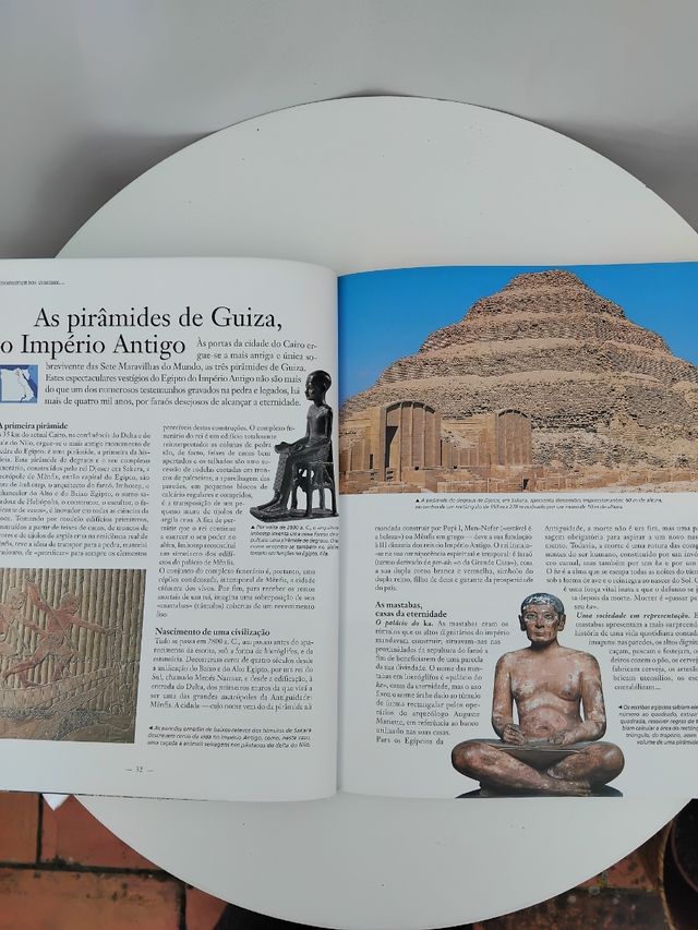 Livro ilustrado sobre o Egipto