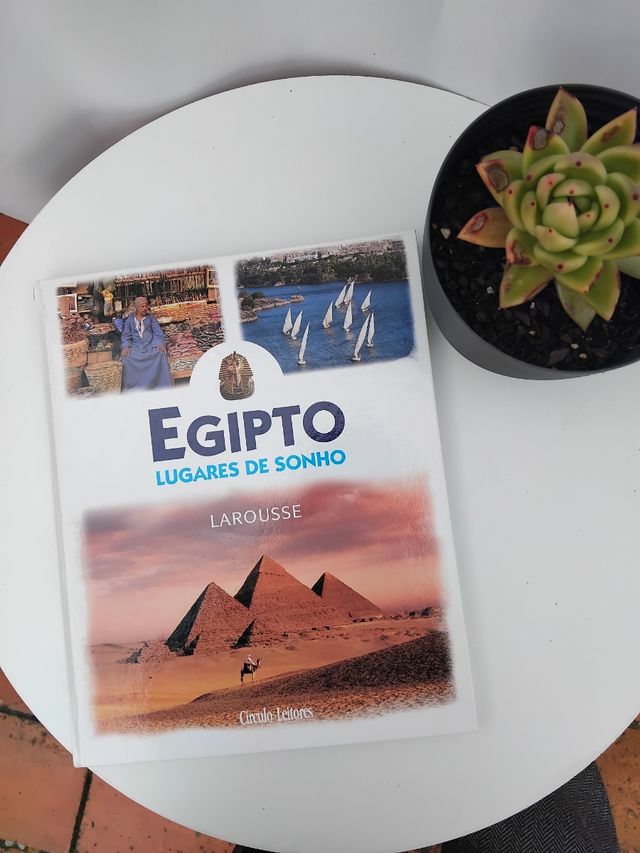 Livro ilustrado sobre o Egipto