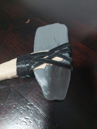 Hacha prehistorica 3d 25cm aprox