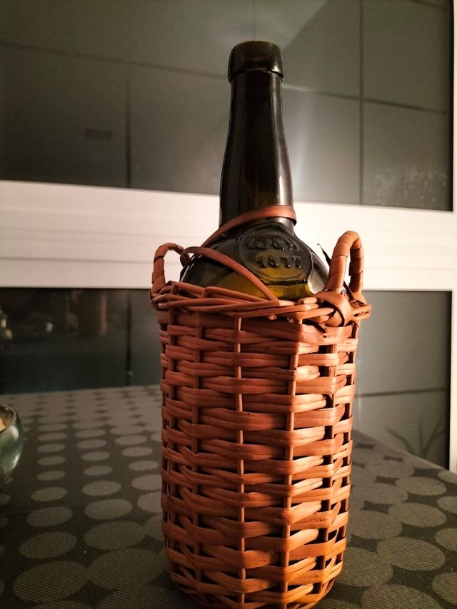 Bottiglia in vetro e vimini