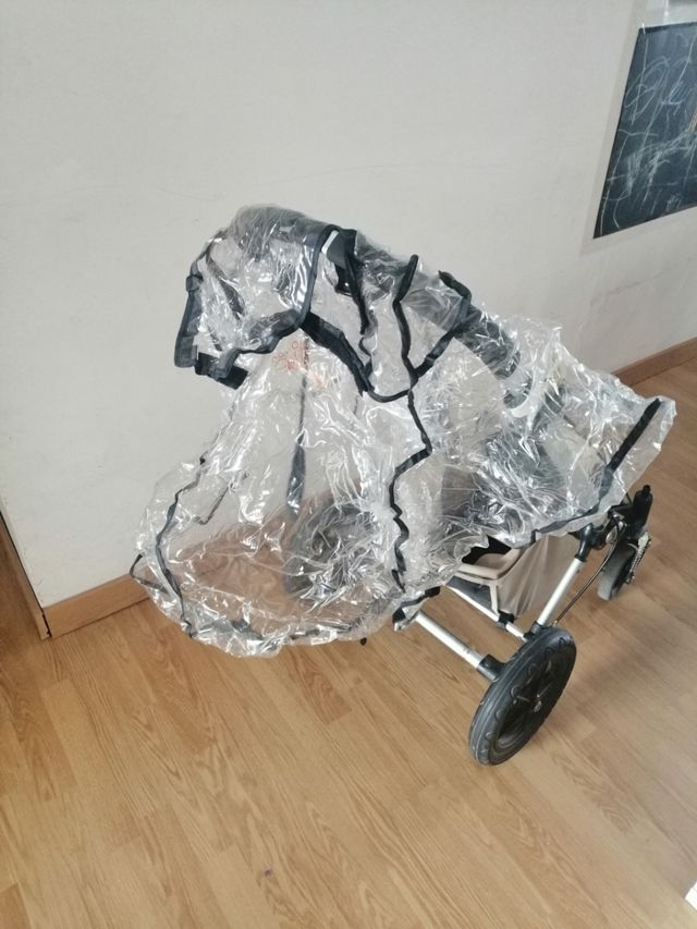 El carro y la funda de lluvia