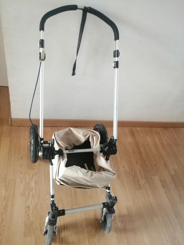 El carro y la funda de lluvia