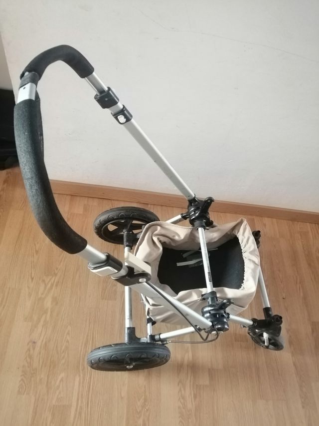 El carro y la funda de lluvia