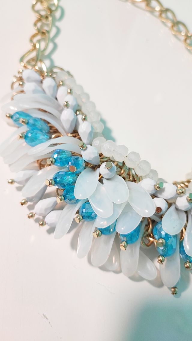 Collar de brillantes azules y blancos