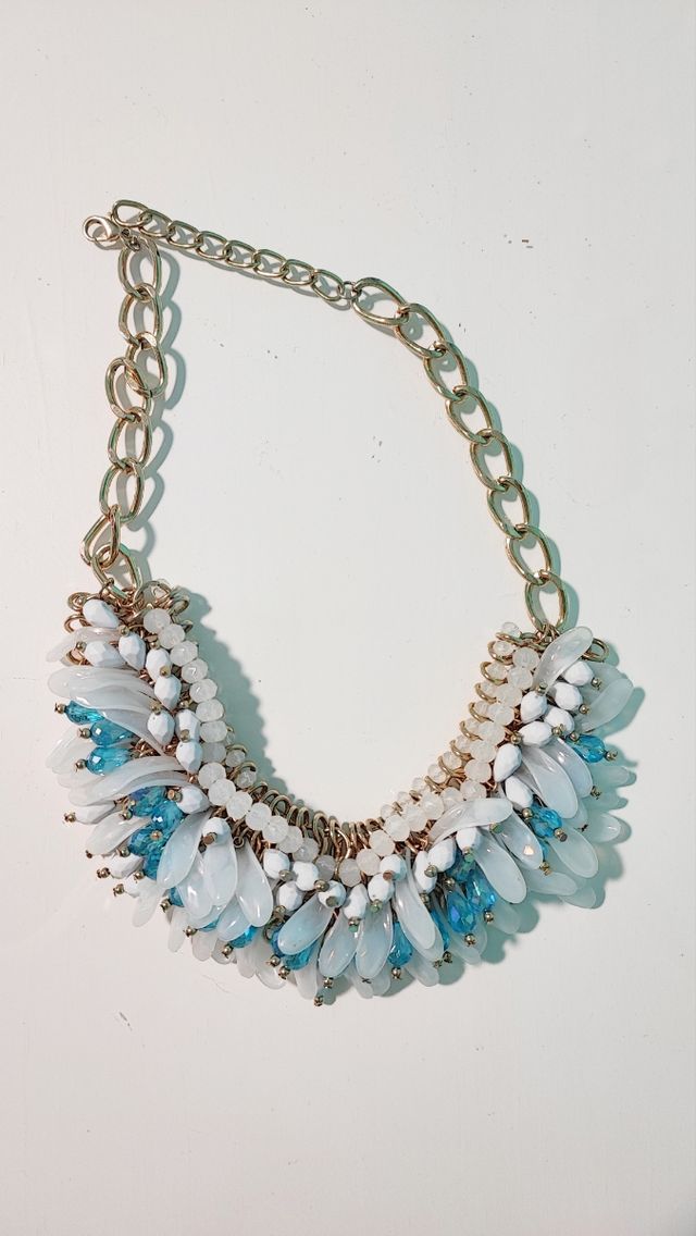 Collar de brillantes azules y blancos