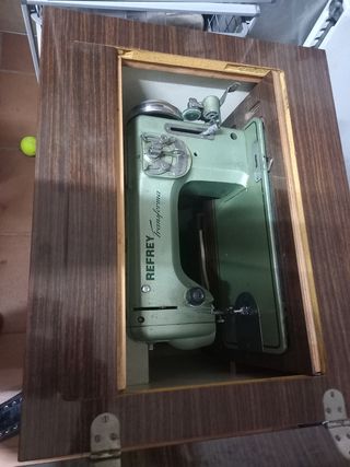 MAQUINA DE COSER Y BORDAR REFREY 427