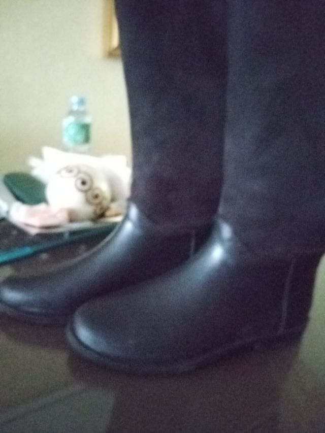 bota de agua azul marino.