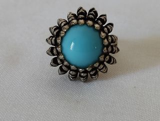 Anillo plateado con piedra azul. N58