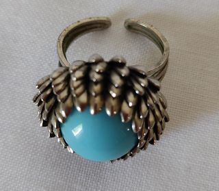 Anillo plateado con piedra azul. N58