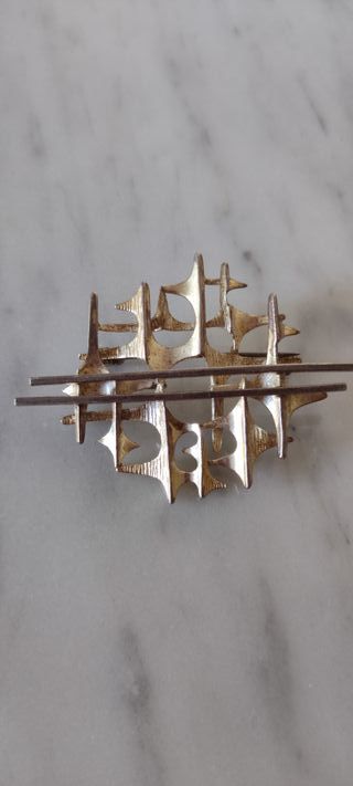 Broche de plata. N64
