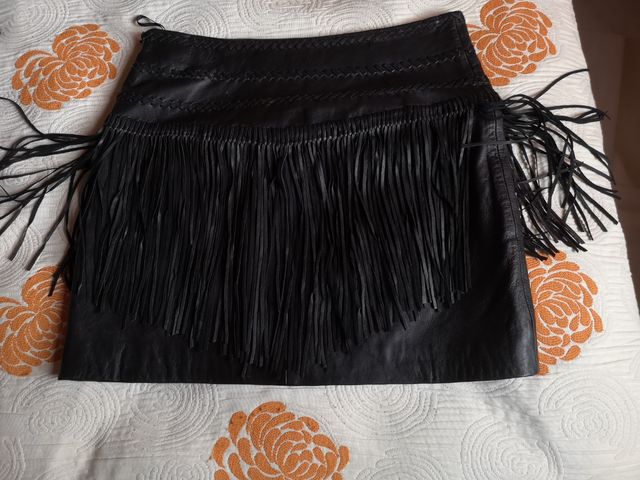 Falda de piel con flecos