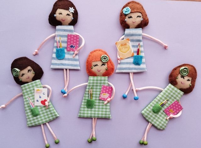 Broche fieltro muñequita