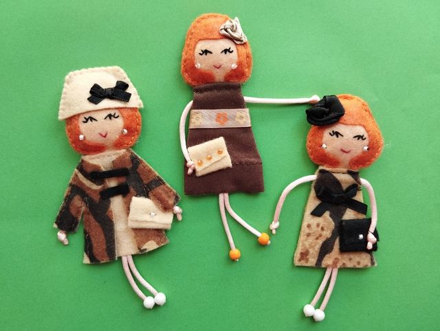 Broche fieltro muñequita