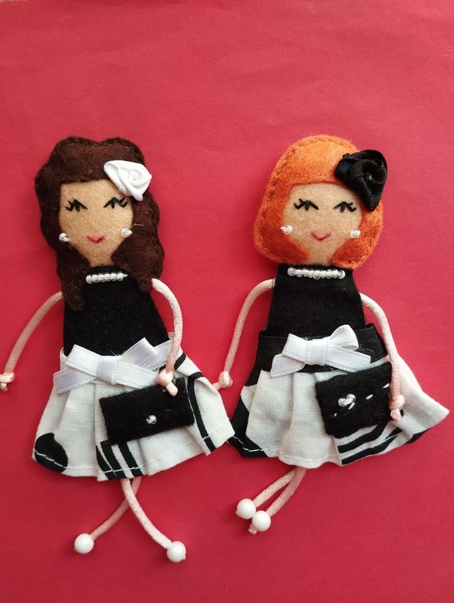 Broche fieltro muñequita