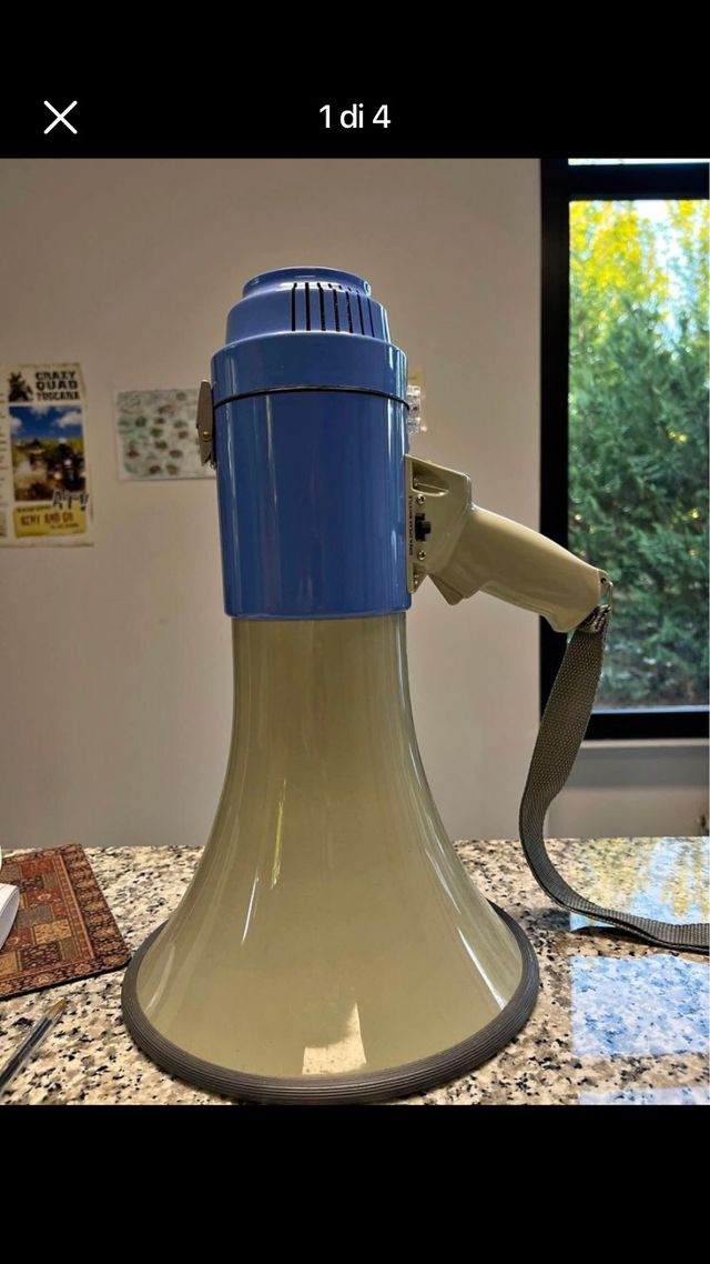 megafono con sirena e fischietto