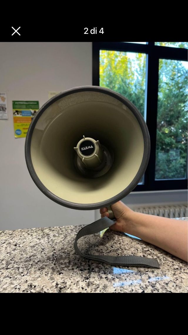 megafono con sirena e fischietto