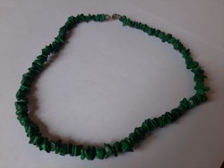 Collana con pietre verdi