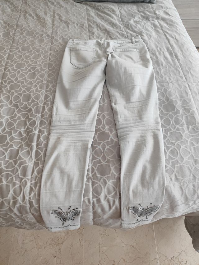 Pantalón vaquero elástico con mariposas
