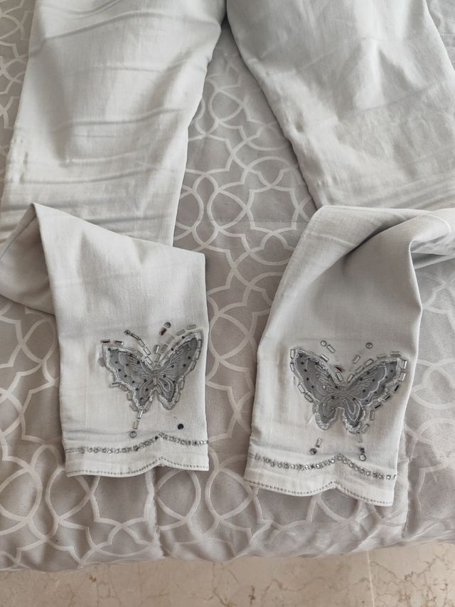 Pantalón vaquero elástico con mariposas