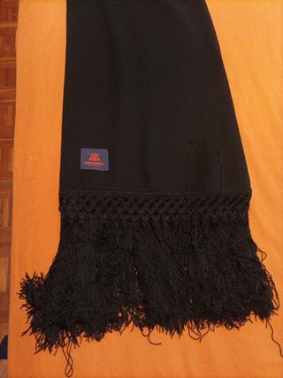 Chal negro. Medidas 1,70. 73 cms