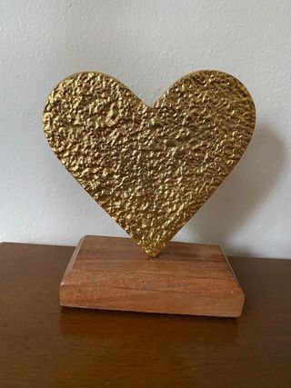 Cuore colore dorato, con base in legno.