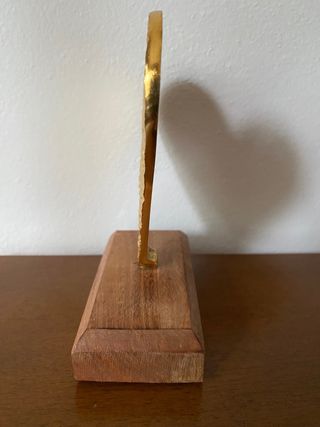 Cuore colore dorato, con base in legno.