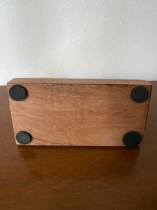 Cuore colore dorato, con base in legno.