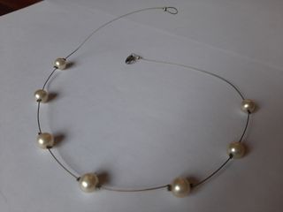 Collana in filo metallico con perline bianche