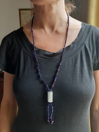 Collana con perline viola e nodo con brillantini