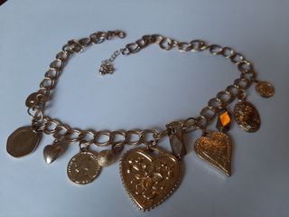 Collana con elementi dorati
