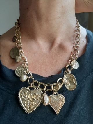 Collana con elementi dorati