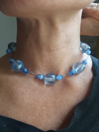 Collana con perline azzurre