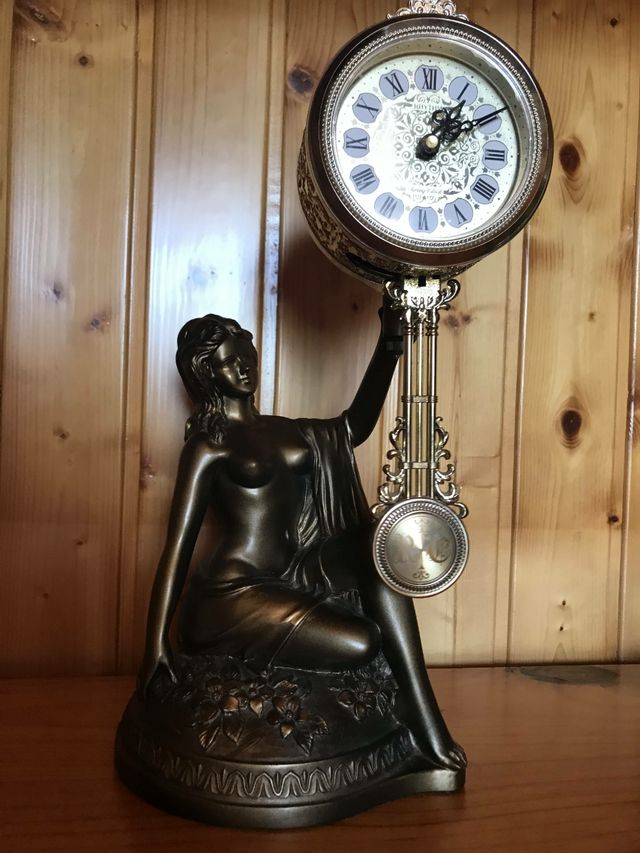 Reloj RHYTHM de sobremesa. Gran tamaño